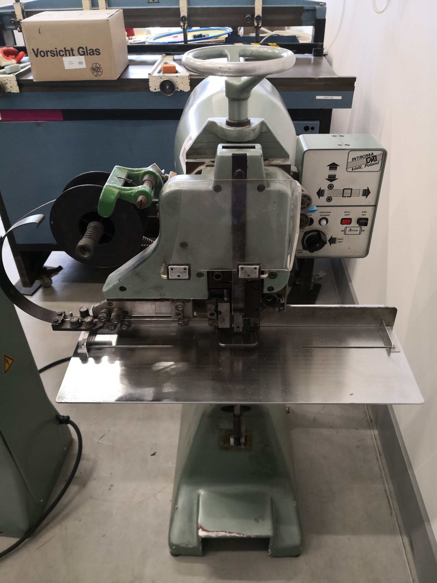 Drátovačka Introma ZD 2D - Stroj na šití drátem - Obrázek 2